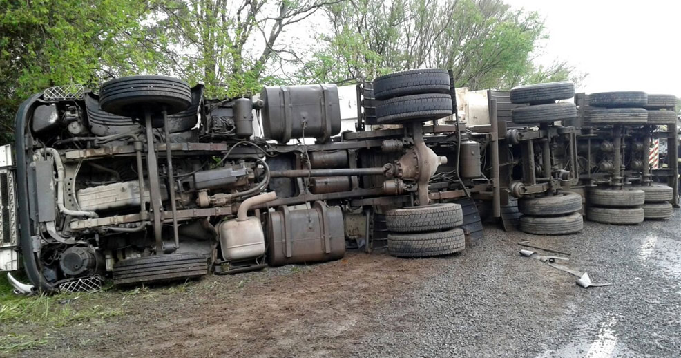 Volcó camión en Ruta 33