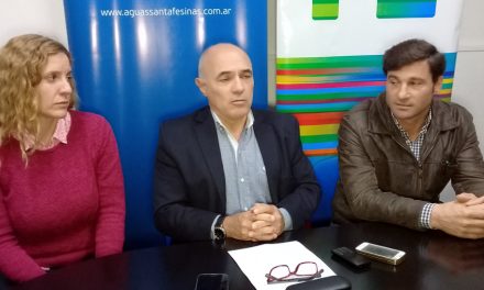 Sebastián Bonet de Aguas Santafesinas en Rufino firma el contrato renovación acueducto de Tarragona
