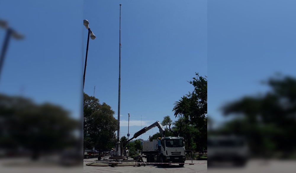 Extraen el mástil de Plaza Sarmiento