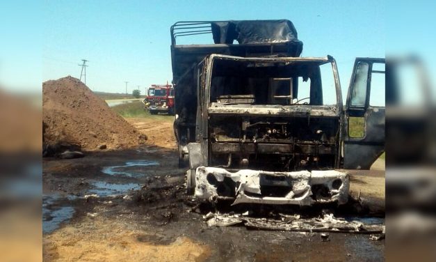 Camión totalmente destruído por las llamas