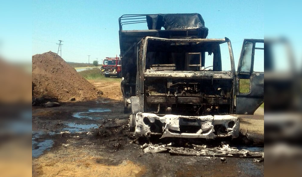 Camión totalmente destruído por las llamas