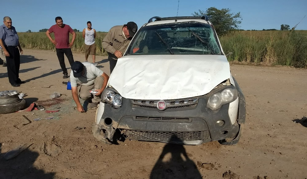 En acceso de San Eduardo vuelco de una camioneta