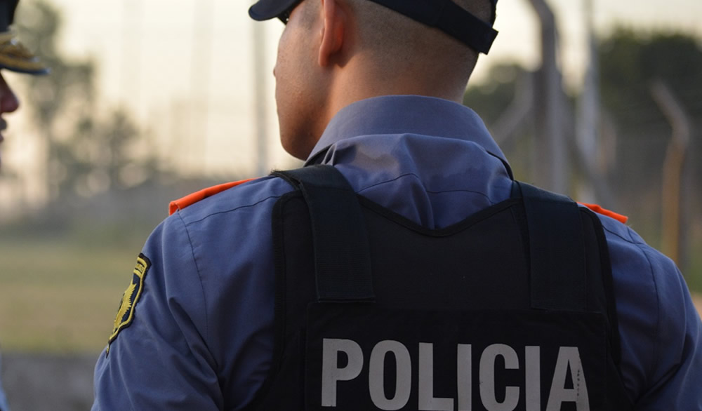 Elortondo: La Policía detuvo a una mujer que atacó a su ex pareja con un cuchillo delante de su hijo de 13 años