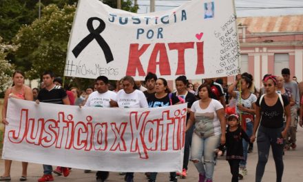Marcha pidiendo justicia por Kati