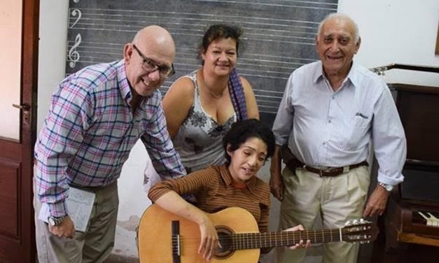 Obsequio de una guitarra para alumna no vidente