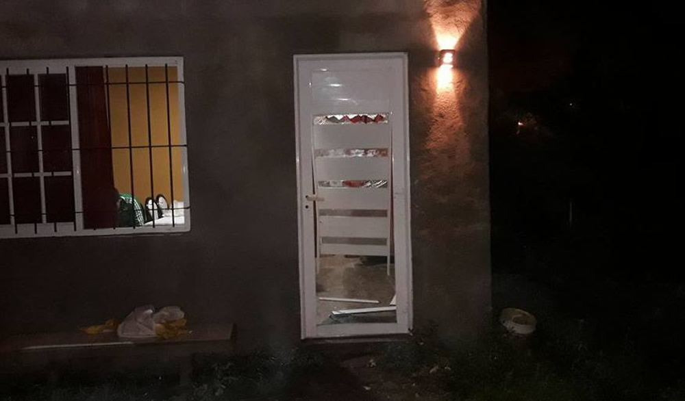 Rompen a patadas la puerta de vivienda para robar