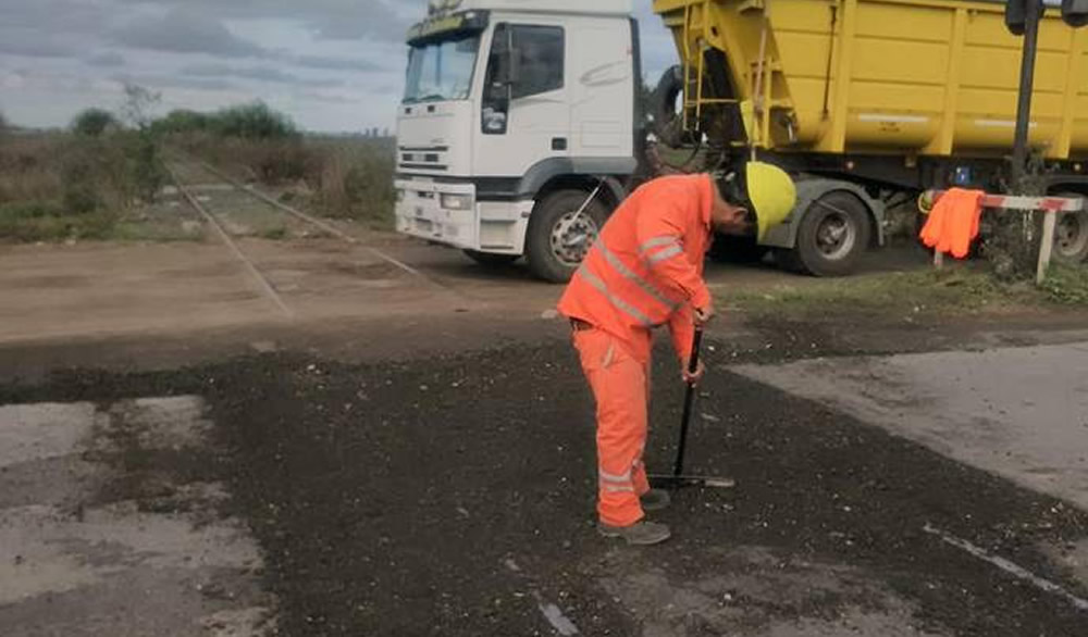 Bacheo en paso a nivel La Blanqueada