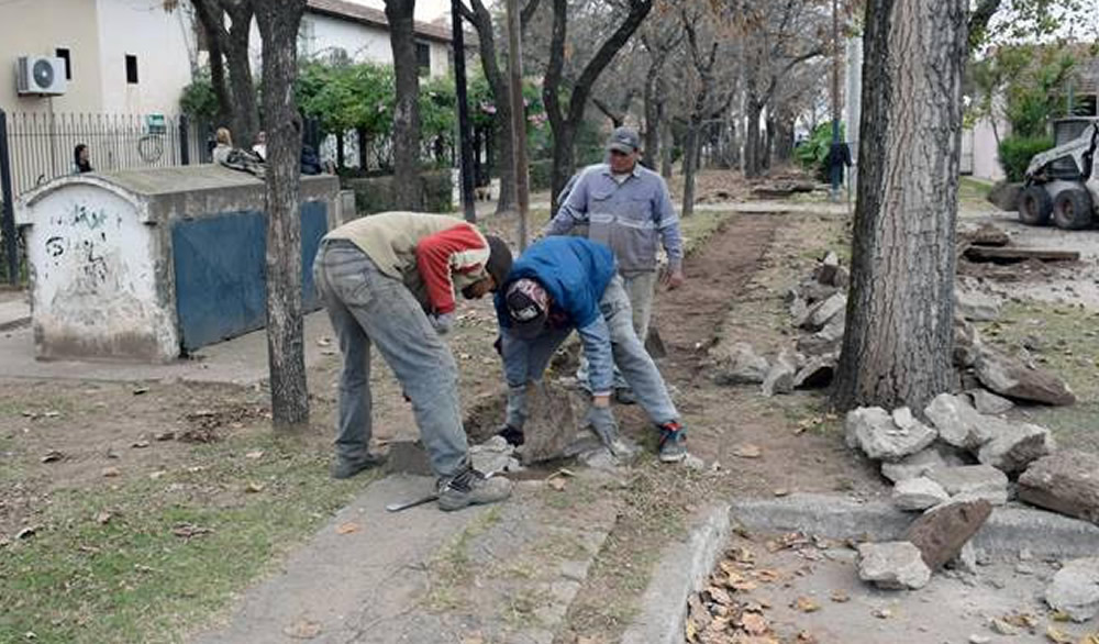 Reparación de veredas en barrio “Cibelli”