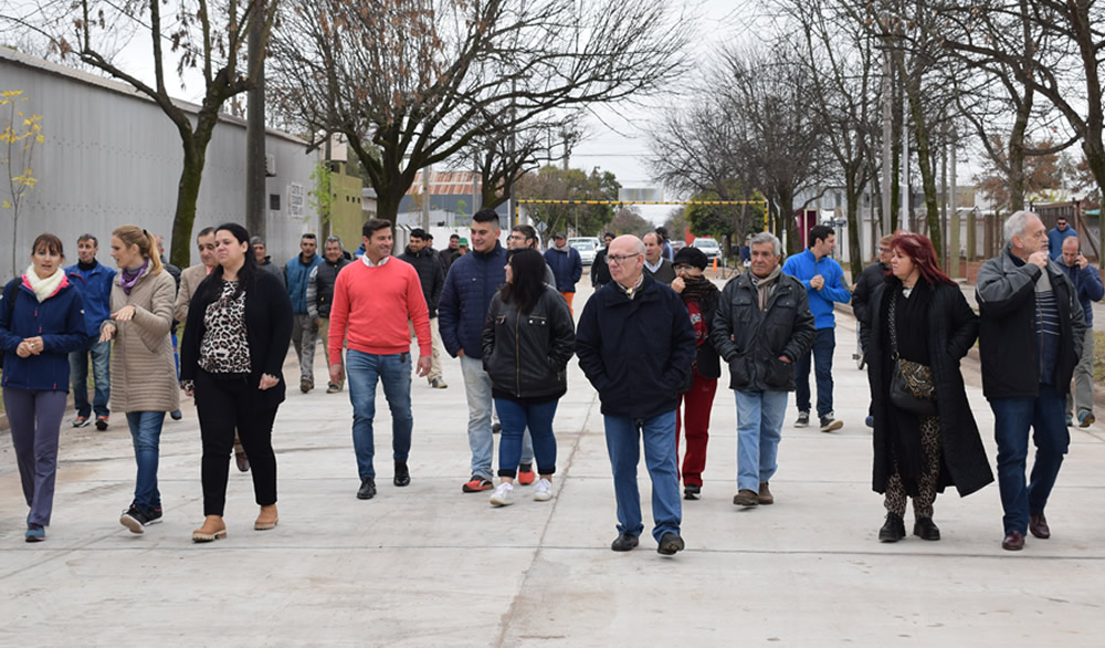 Inauguran pavimento de hormigón en calle Colón