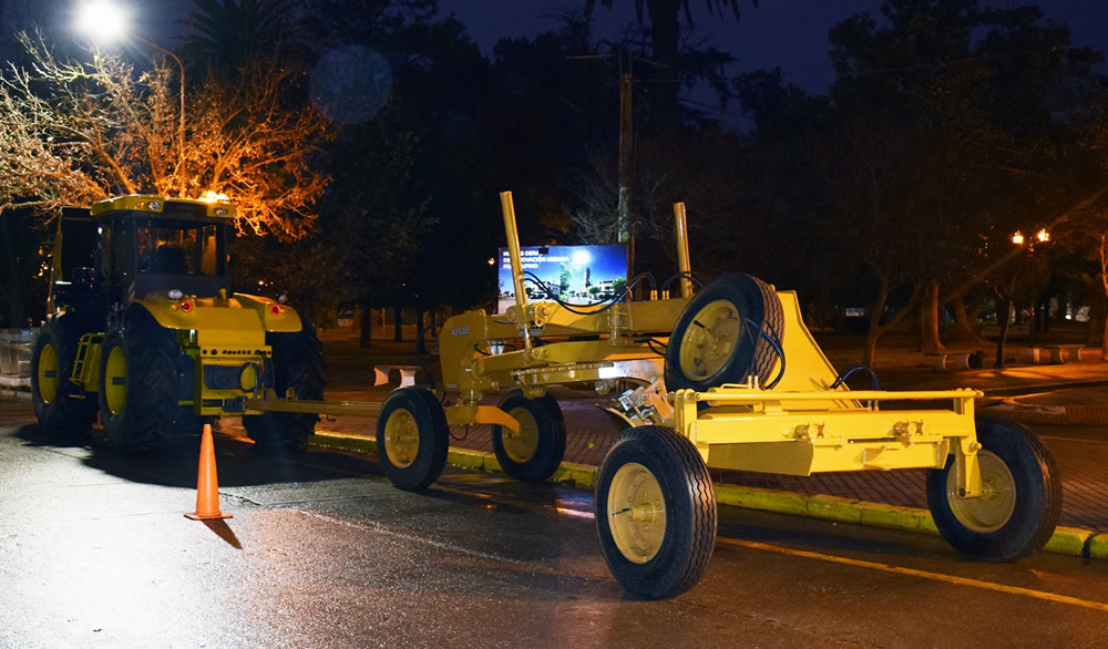 Tractor y hoja de arrastre nuevos para el municipio