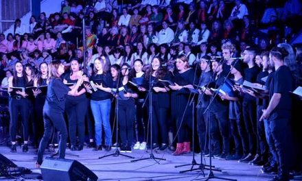 El coro canta con Opus Cuatro