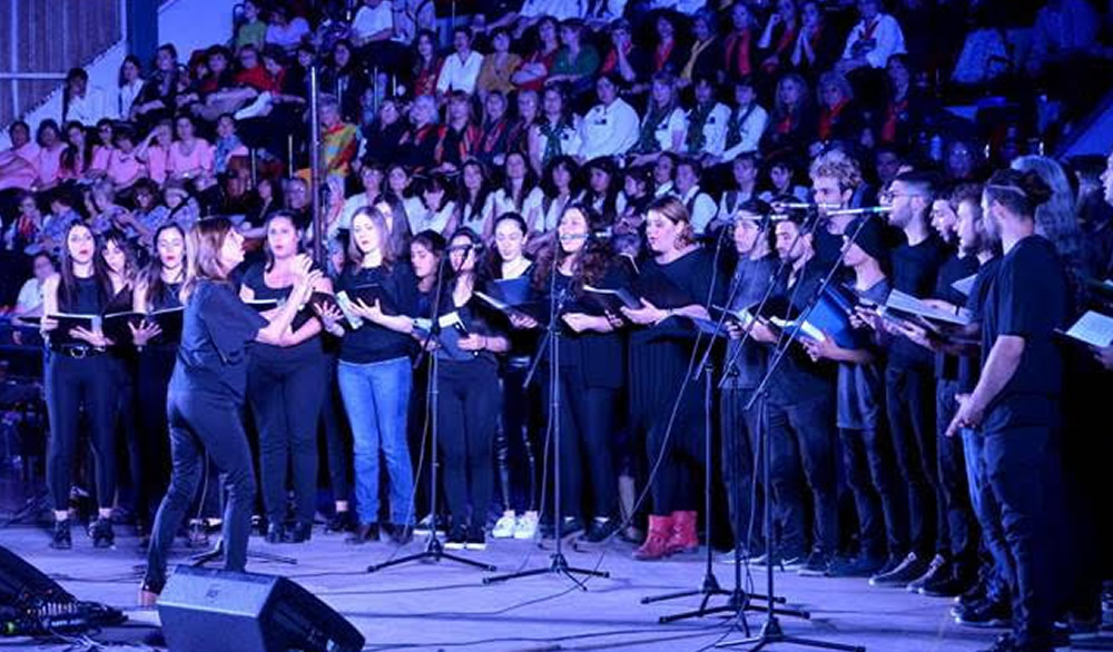 El coro canta con Opus Cuatro