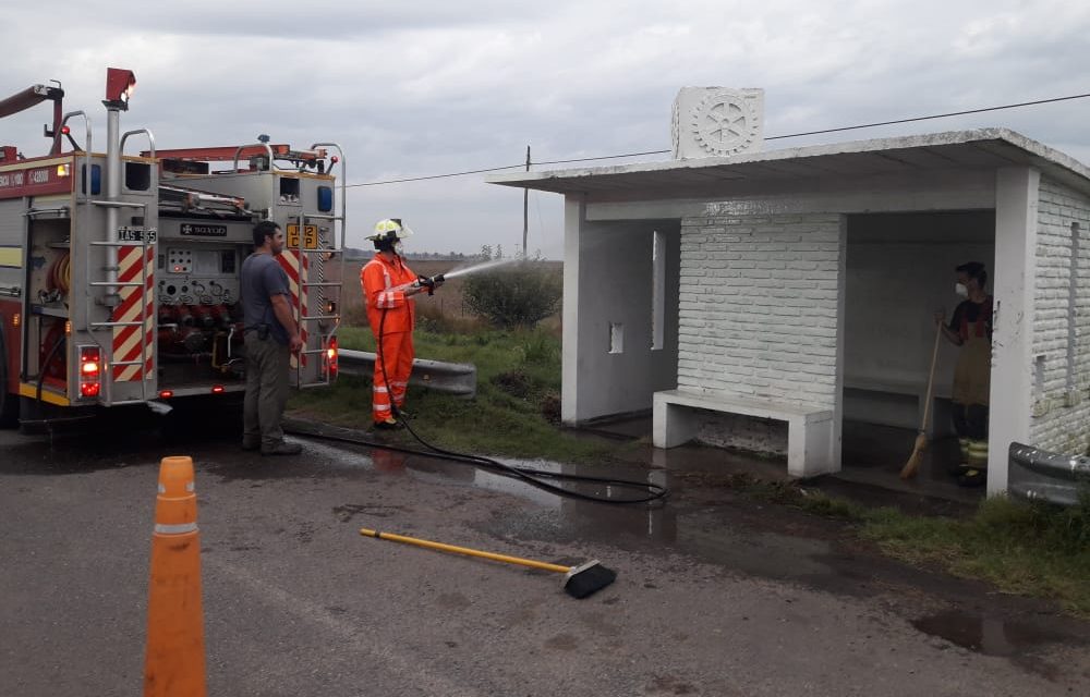Bomberos realizando limpieza y desinfección de la garita a la salida de Rufino por Ruta 33