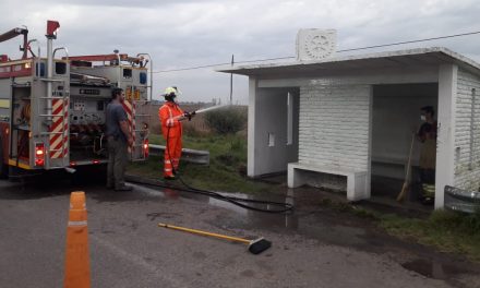 Bomberos realizando limpieza y desinfección de la garita a la salida de Rufino por Ruta 33