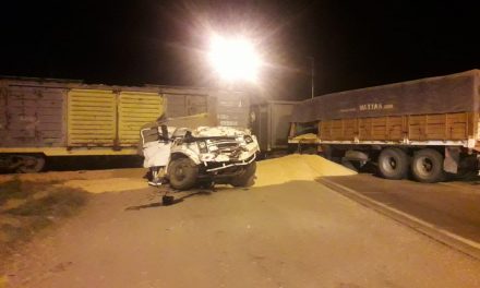 Camión fue atropellado por tren