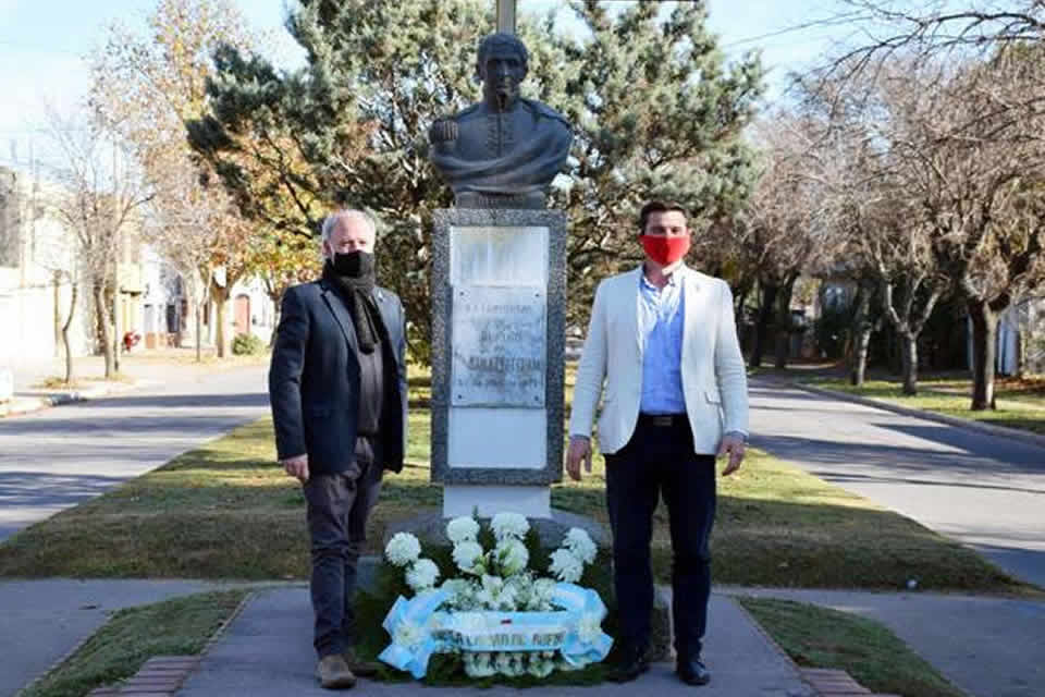 Ofrenda floral en el busto de Belgrano