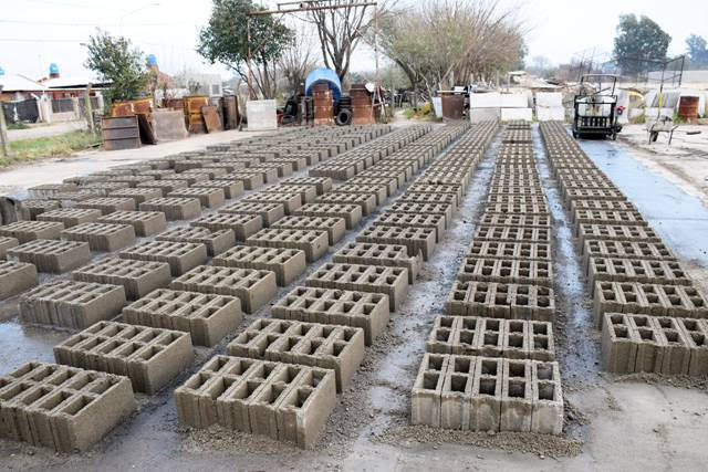 Confección de ladrillos en el obrador