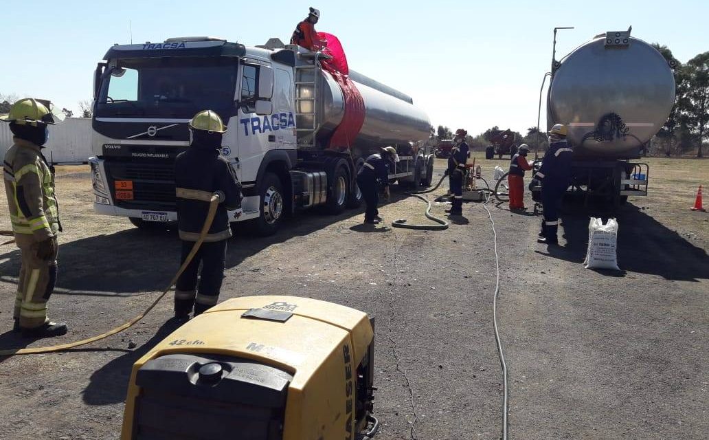 Bomberos junto a la empresa Restec en el trasvase del producto del camión siniestrado