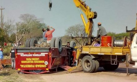 Un joven aspirante a Bombero Voluntario de Laguna Paiva, falleció este sábado por la tarde, cuando el autobomba en el que viajaban, tuvo un accidente y volcó.