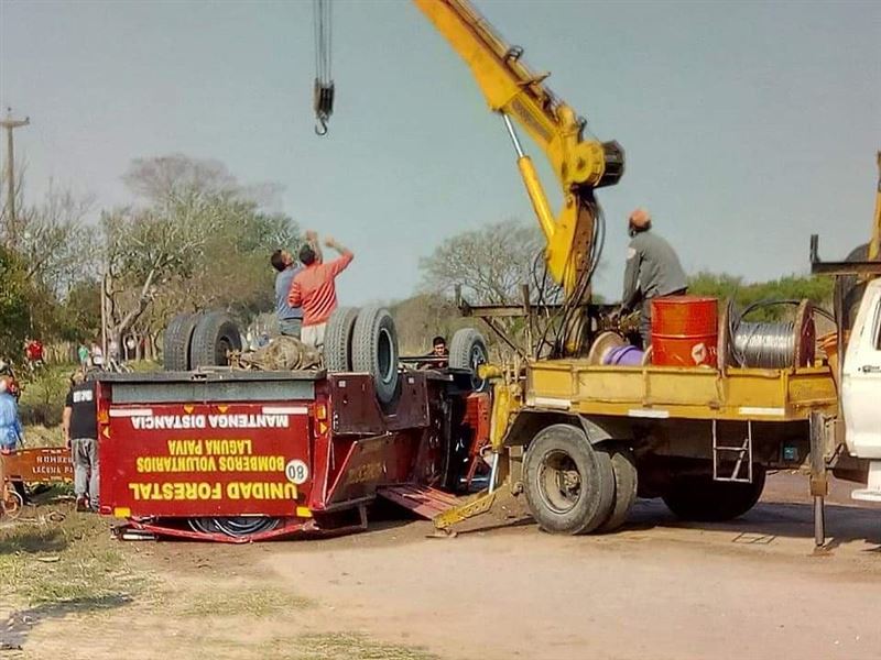 Un joven aspirante a Bombero Voluntario de Laguna Paiva, falleció este sábado por la tarde, cuando el autobomba en el que viajaban, tuvo un accidente y volcó.