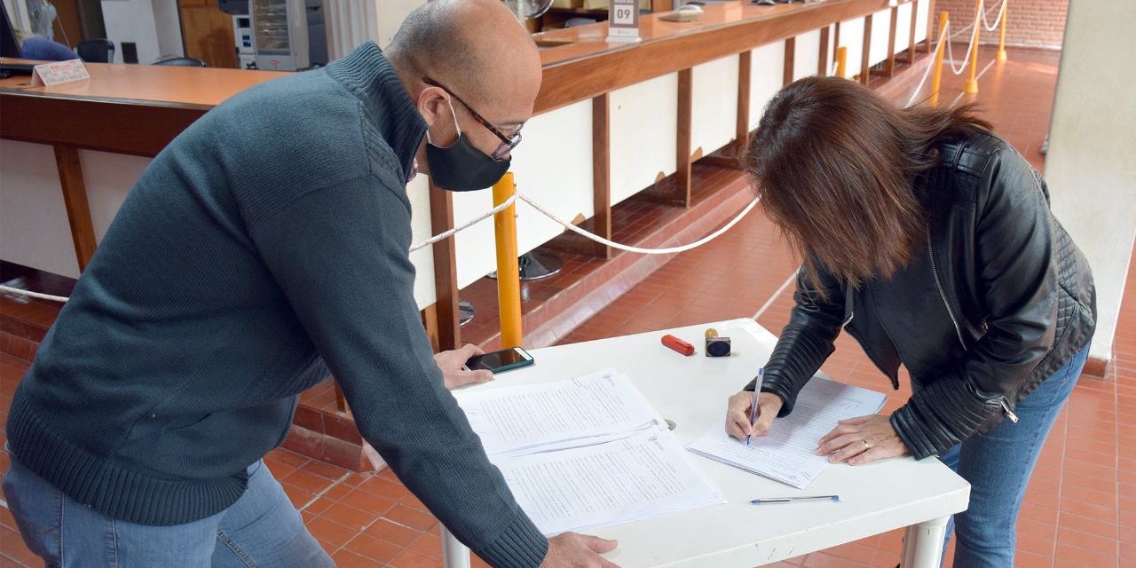 Entrega de fondos a escuelas de Rufino