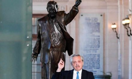 Caravanas en Plaza de Mayo y el interior del país en homenaje a Néstor Kirchner