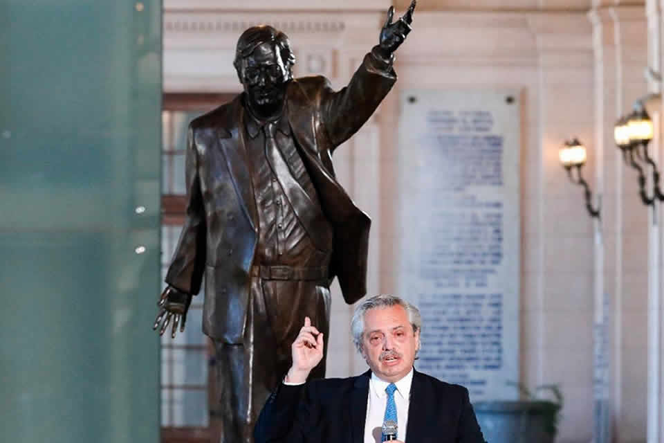 Caravanas en Plaza de Mayo y el interior del país en homenaje a Néstor Kirchner