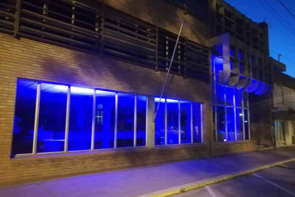 Contra la violencia, la municipalidad se ilumina de violeta