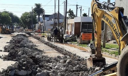 Avanza la obra de renovación del colector cloacal por Catamarca