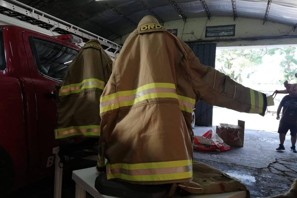 Bomberos de Rufino adquirió trajes estructurales