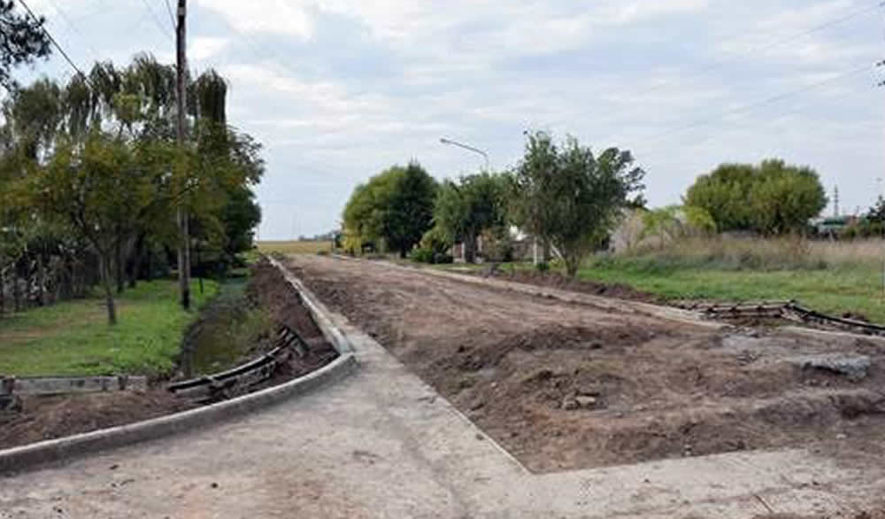 Continúa la construcción de cordón cuneta en Rufino