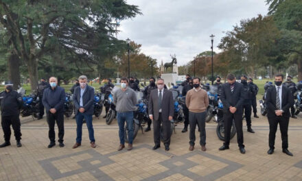 Entrega de motovehículos para la policía