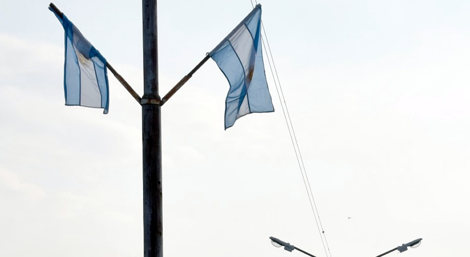 Banderas argentinas sustraídas en Bv 9 de Julio