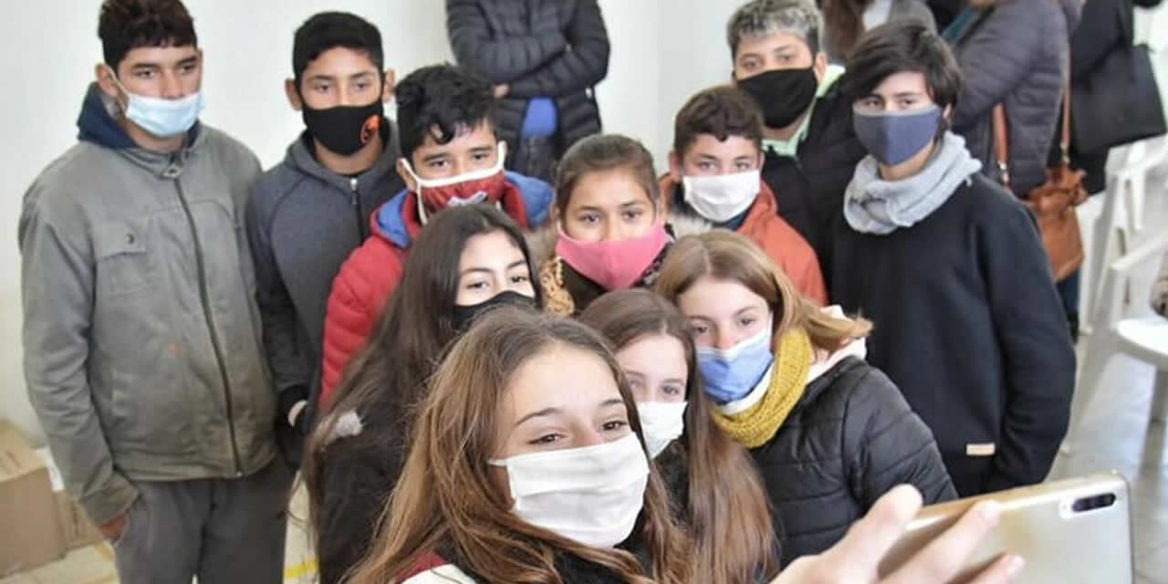 Comenzó la entrega de celulares a estudiantes de escuelas rurales