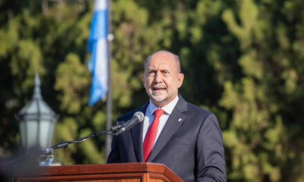 El gobernador Omar Perotti encabezó el acto por el 205° aniversario de la Declaración de la Independencia