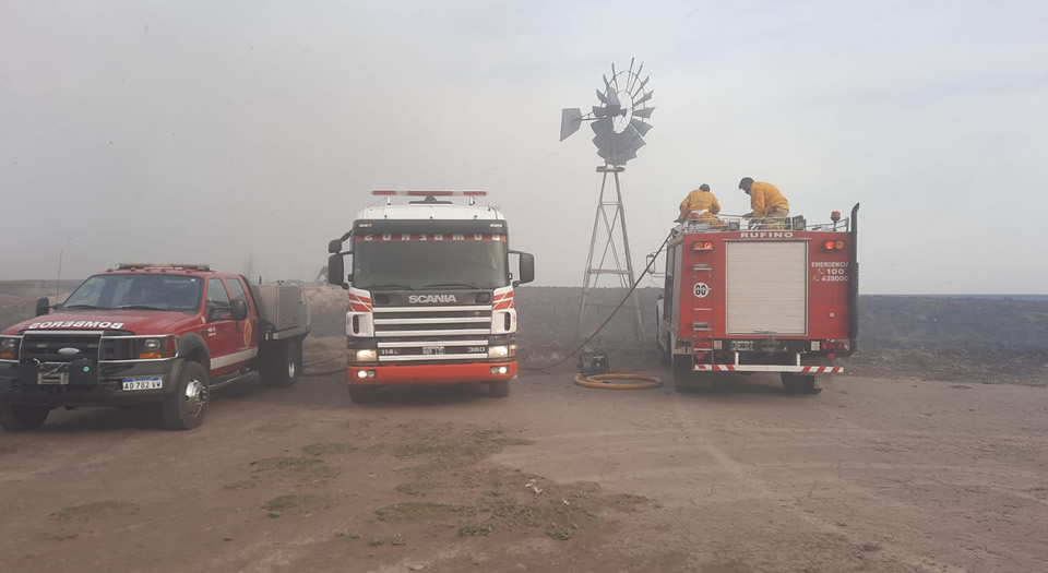 Bomberos de Rufino junto a los de Cañada Seca combatiendo incendio de campo