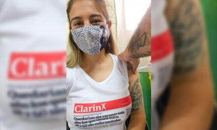 Se vacunó llevando una remera con la tapa de Clarín y se convirtió en viral