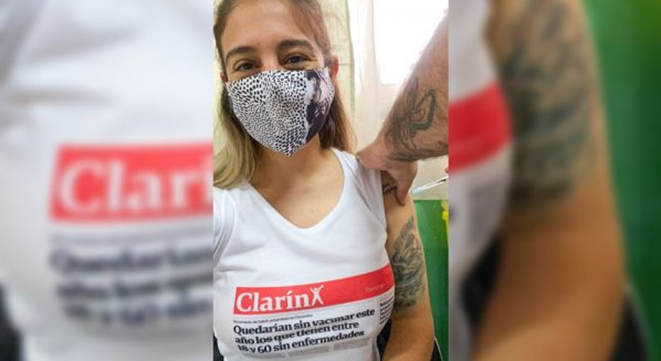 Se vacunó llevando una remera con la tapa de Clarín y se convirtió en viral