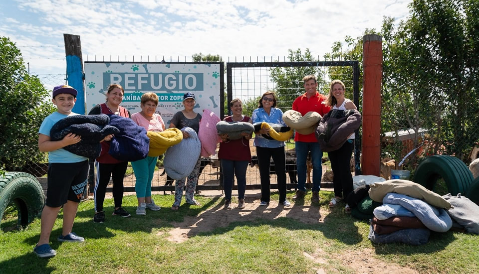 Entrega de camitas en el refugio de mascotas