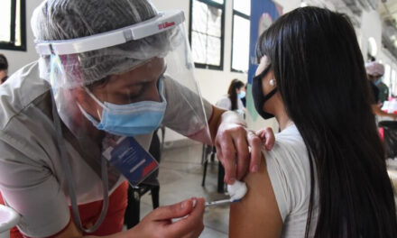 Santa Fe: vacunarán con terceras dosis a personas de 12 a 17 años
