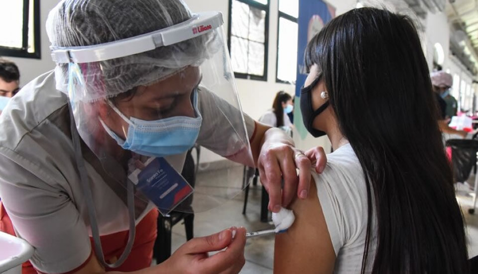 Santa Fe: vacunarán con terceras dosis a personas de 12 a 17 años