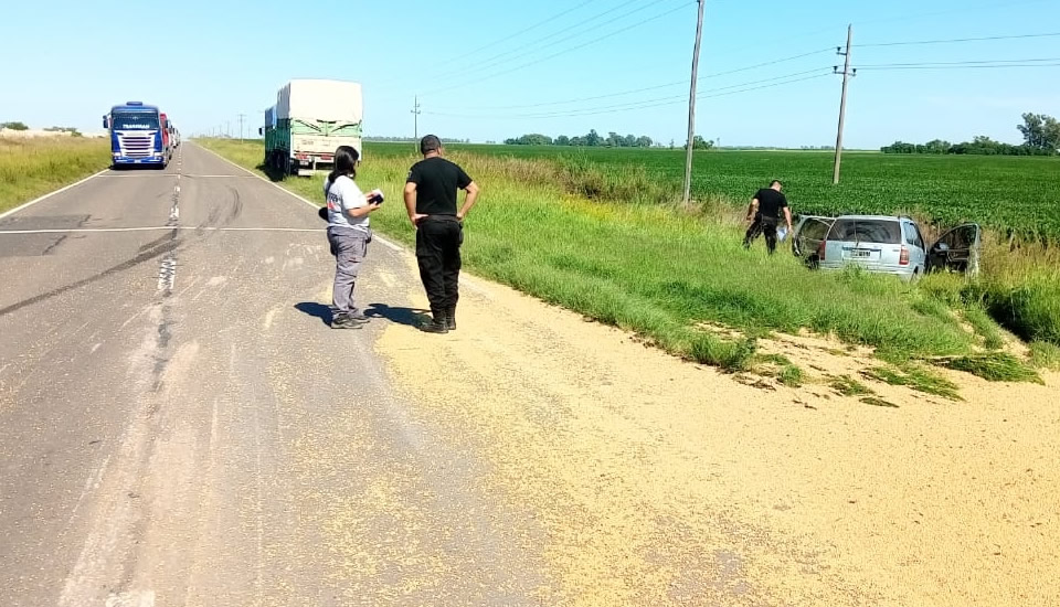 Accidente este martes en Ruta 33 a la altura de Lazzarino entre camión y automóvil