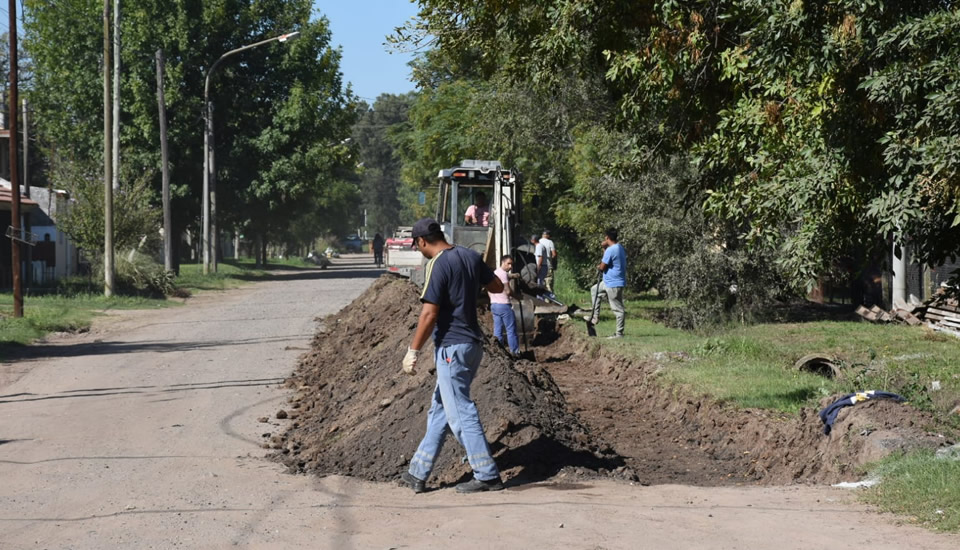 Cordón cuneta en calle Echeverría