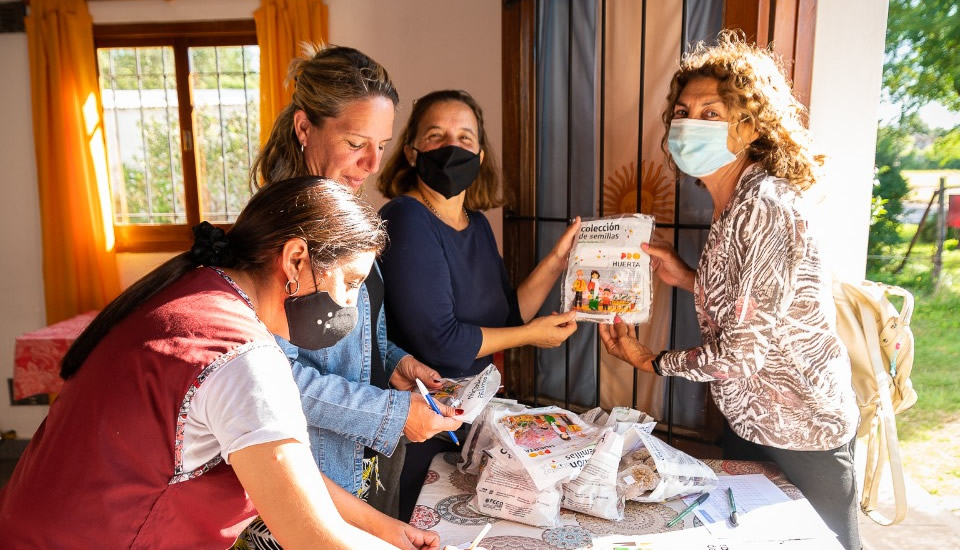 Entrega de semillas en el Hogar