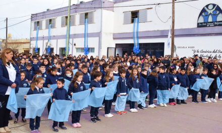Acto promesa de lealtad a la bandera con estudiantes de Rufino