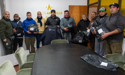 Entrega de camperas a personal municipal