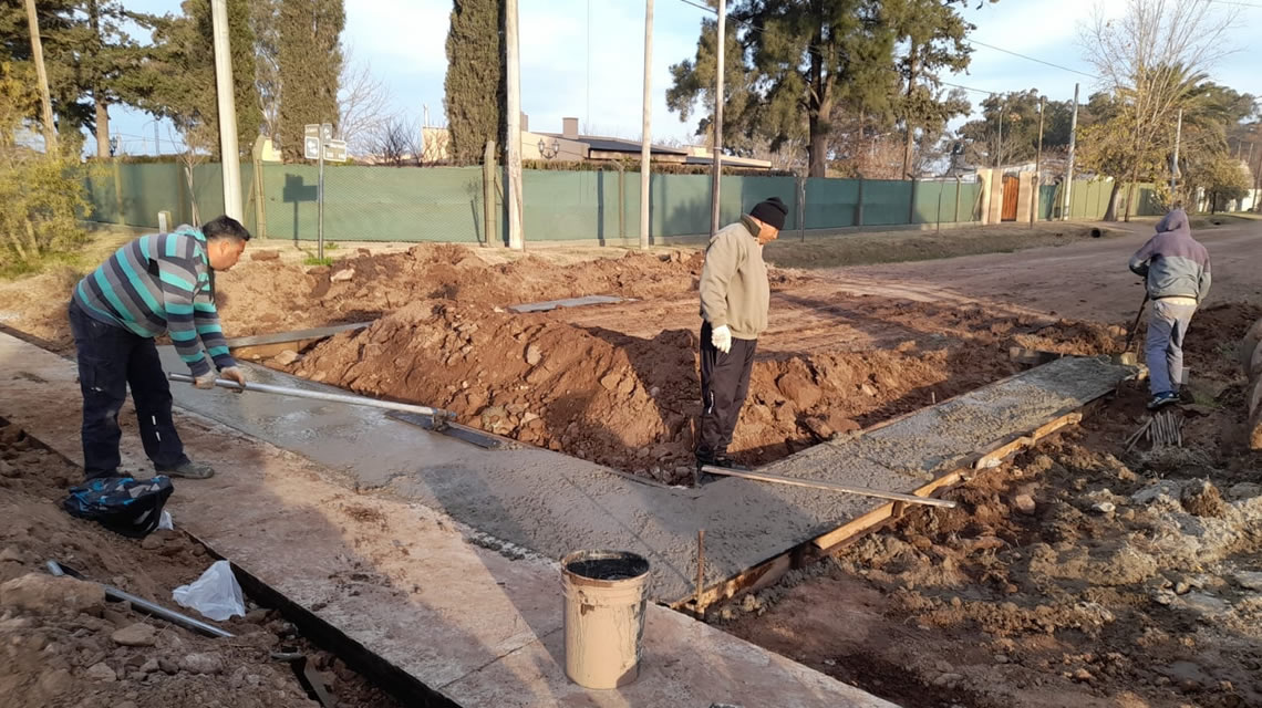 Obras municipales en cordón cuneta y mejora de calles