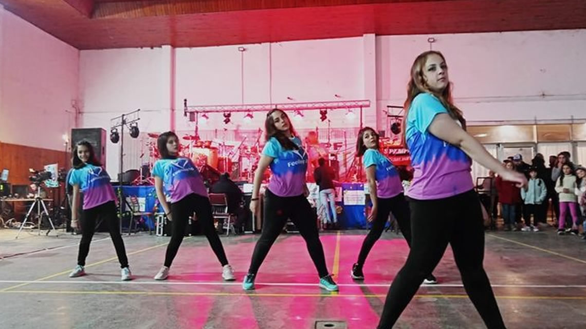 El grupo de baile de la Escuela Municipal de Danza a cargo de Gabriela Gaspar participaron en el evento solidario realizado anoche en el Club Sportivo Ben Hur a beneficio de Mabel Cuervo