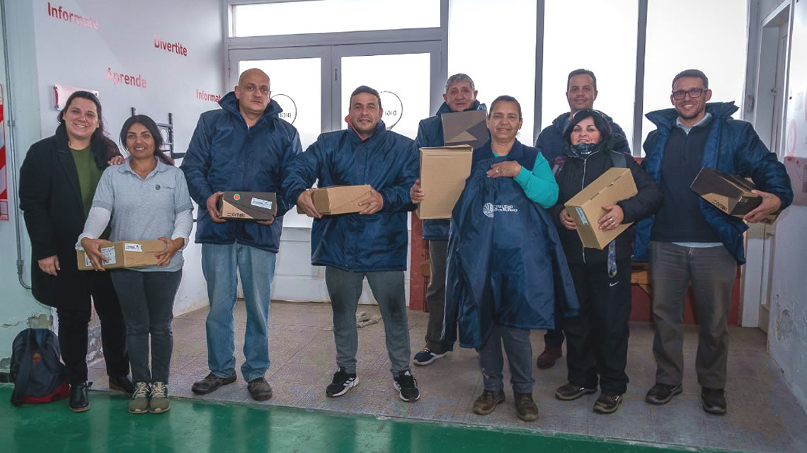 Entrega de indumentaria a trabajadores municipales