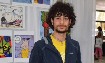 El jóven artista Marcos Cejas en el Festival de Lectura con su creación Flup!